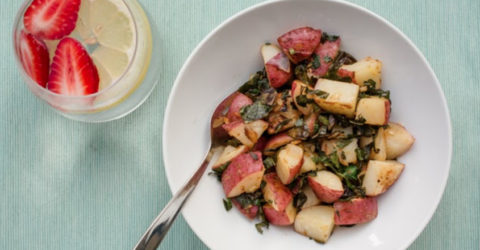 Papas rojas con vegetales verdes